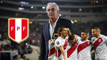 Jorge Fossati y debajo jugadores de la Selección Peruana festejando