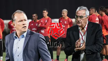 Juan Reynoso, Jorge Fossati y detrás los jugadores de la Selección Peruana