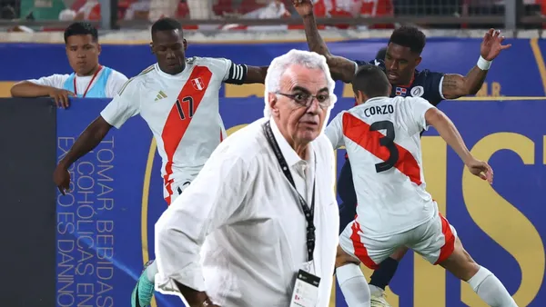Advíncula y Corzo peleando el balón con un dominicano, mientras Jorge Fossati mira atentamente