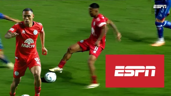 Bryan Reyna haciendo una jugada con el balón en Belgrano