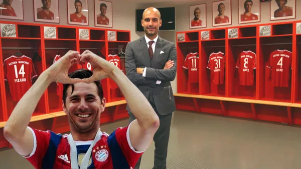 Claudio Pizarro celebrando con el Bayern Múnich y detrás Pep Guardiola en el vestuario bávaro