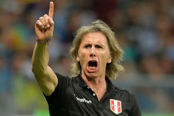 El defensor peruano está totalmente borrado de su club.