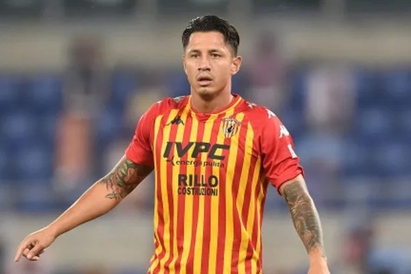 El delantero de la Selección Nacional sufrió un golpe en el último partido con el Benevento, pero insiste en jugar.