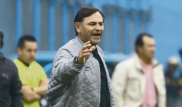 El director técnico, Carlos Bustos analiza la estadía de algunos jugadores
