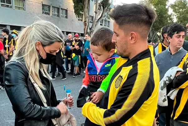 El jugador de Sporting Cristal viajó a Uruguay para ver a Peñarol en la cancha