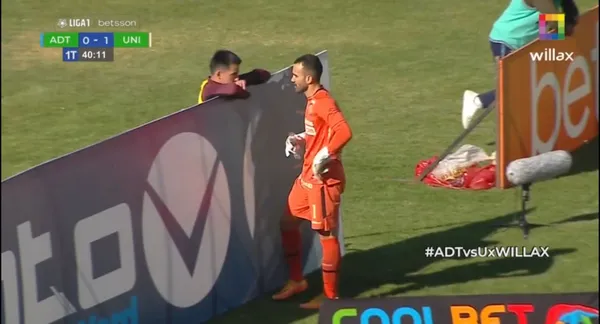 El lateral le dio indicaciones a José Carvallo para que tape el penal