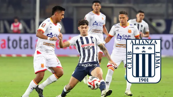 Franco Zanelatto peleando la pelota con los jugadores de Atlético Grau