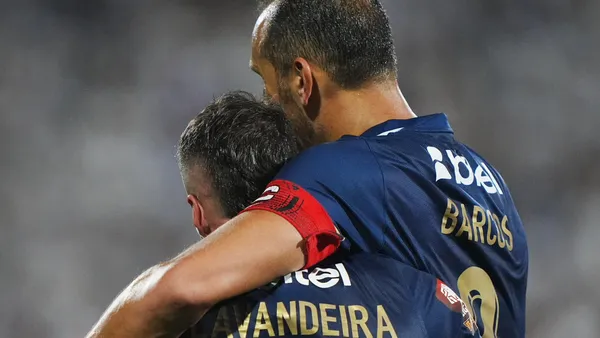 Hernán Barcos - Pablo Lavandeira (Foto: Liga 1)