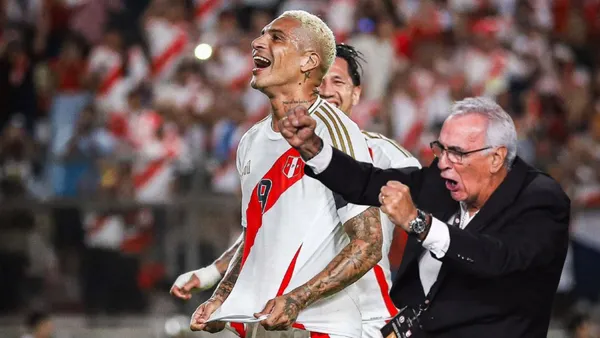 Jorge Fossati celebrando al igual que Paolo Guerrero