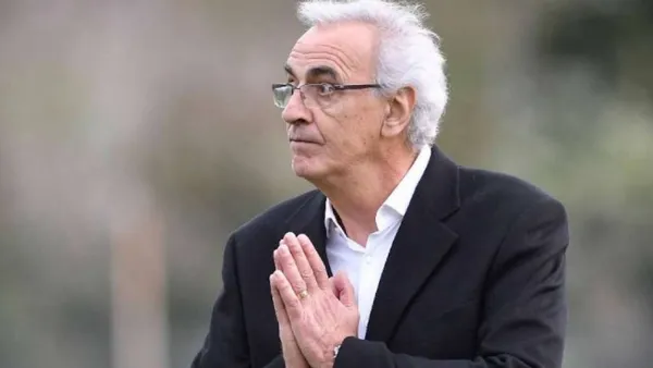 Jorge Fossati con las manos juntas (Foto: El Telégrafo)