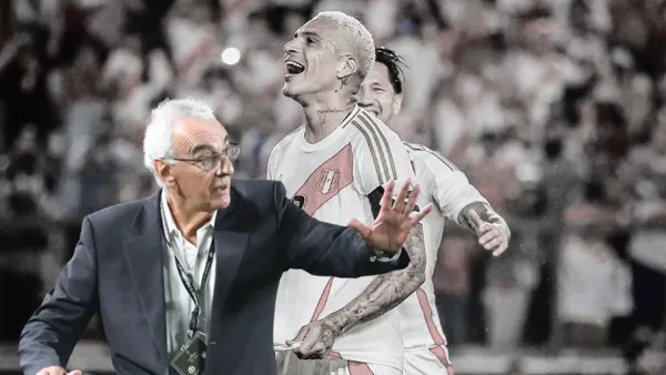 Jorge Fossati haciendo un gesto con la mano, mientras Paolo Guerrero celebra gol