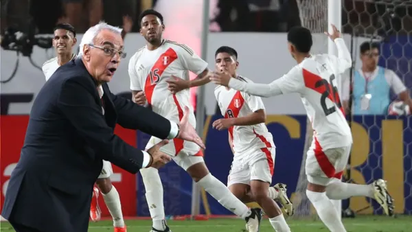 Jorge Fossati haciendo un gesto con la mano y la Selección Peruana celebrando