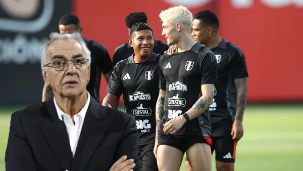 Jorge Fossati observando a Edison Flores, Oliver Sonne y Anderson Santamaría en Videna
