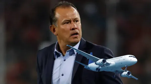 Juan Reynoso dirigiendo a la Selección Peruana.