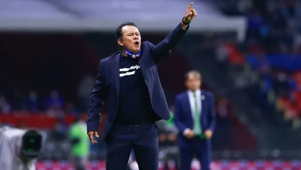 Juan Reynoso dirigiendo al Cruz Azul. FOTO: Todo Sport.