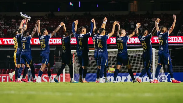 Jugadores de Alianza Lima saludando a los hinchas (Foto: Alianza Lima).