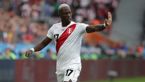 Luis Advíncula con la camiseta de la Selección de Perú (Foto: El Comercio)