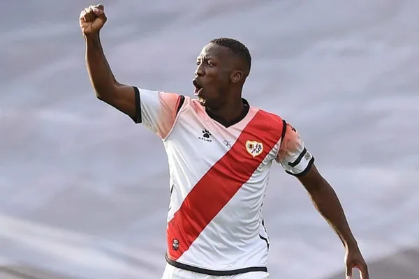 Luis Advíncula fue parte del ascenso de Rayo Vallecano y ahora le ofrecen un importante alza salarial para que no se vaya a Boca Juniors