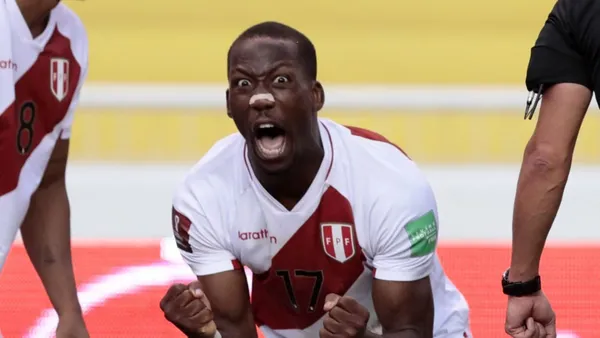 Luis Advíncula jugando con la camiseta de la Selección de Perú. (Foto: El Machete)