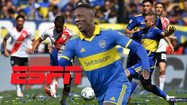 Luis Advíncula vistiendo la camiseta de Boca Juniors y detrás el Superclásico argentino