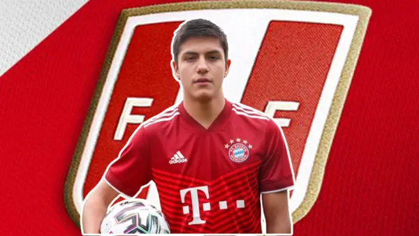 Matteo Pérez con la camiseta del Bayern Múnich