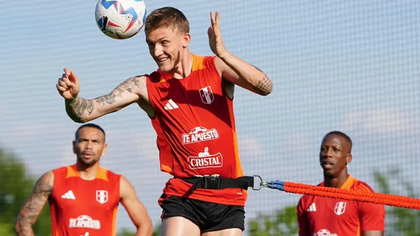 Oliver Sonne - Luis Advíncula - Alexander Callens (Foto: FPF)