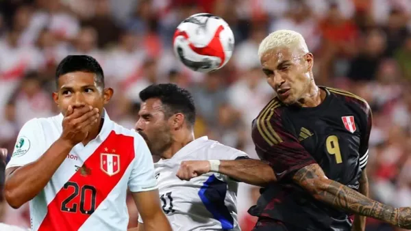 Paolo Guerrero cabeceando un balón, mientras Edison Flores se agarra la boca de sorpresa