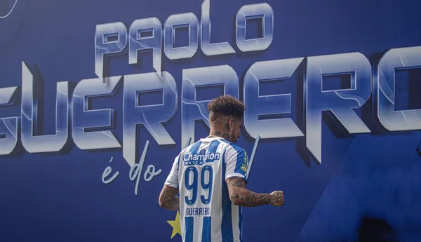 Paolo Guerrero fue presentado ante la hinchada de Avaí