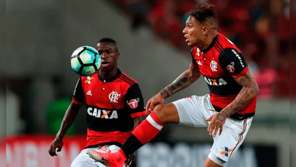 Paolo Guerrero y Vinicius Jr. jugando con la camiseta de Flamengo de Brasil. (Foto: La Republica)