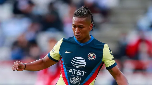 Pedro Aquino jugando con la camiseta del Club América de México. (Foto: Infobae)
