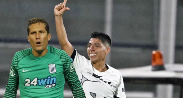 Piero Quispe con la camiseta de Pumas, al lado Leao Butrón. FOTO: Andina