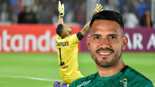 Raúl Fernandez haciendo un gesto al cielo y sonriendo