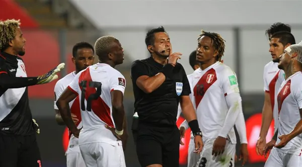Réferi y el premio que recibió por parte de la FIFA por robarle a la Selección Peruana
