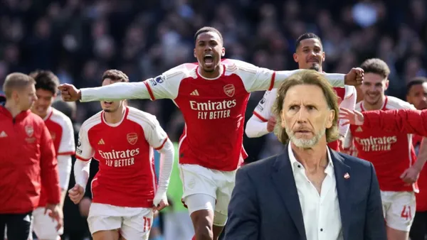 Ricardo Gareca mirando para un lado, mientras el Arsenal celebra gol