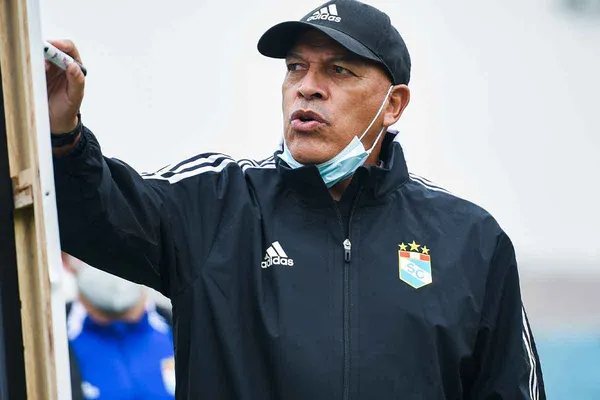 Roberto Mosquera sacó a su mejor hombre en ataque contra Deportivo Municipal y los celestes dejaron de hacer peligro.