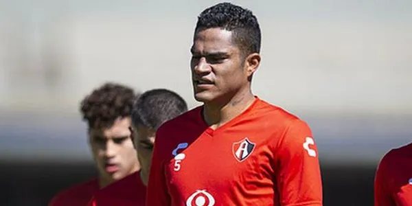 Santamaría estaría más concentrado con las chicas de la farándula que con la selección y por eso Gareca lo apartaría del grupo.