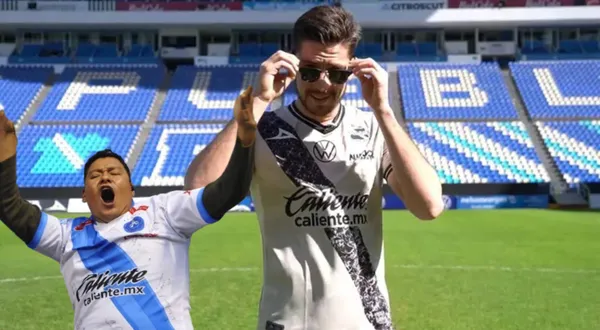 Santiago Ormeño posando con la camiseta del Puebla de México, al lado un hincha del club azteca. FOTO: El Sol de Puebla