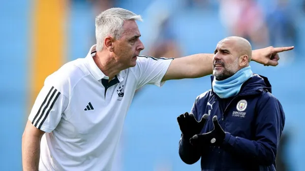 Tiago Nunes señalando y Pep Guardiola aplaudiendo