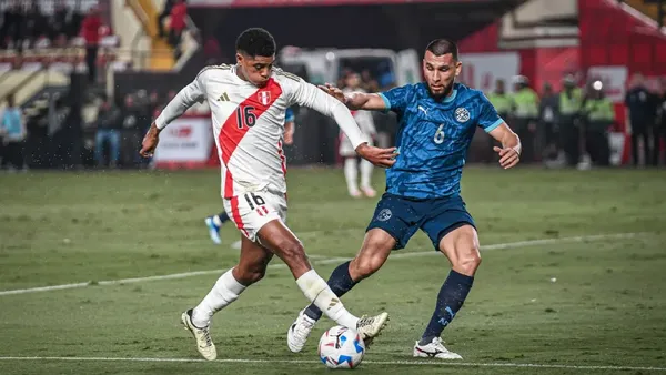 Wilder Cartagena peleando con un Paraguayo (Foto: Selección Peruana)