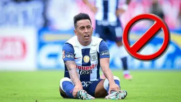 Christian Cueva sentado en el campo y vistiendo la camiseta de Alianza Lima