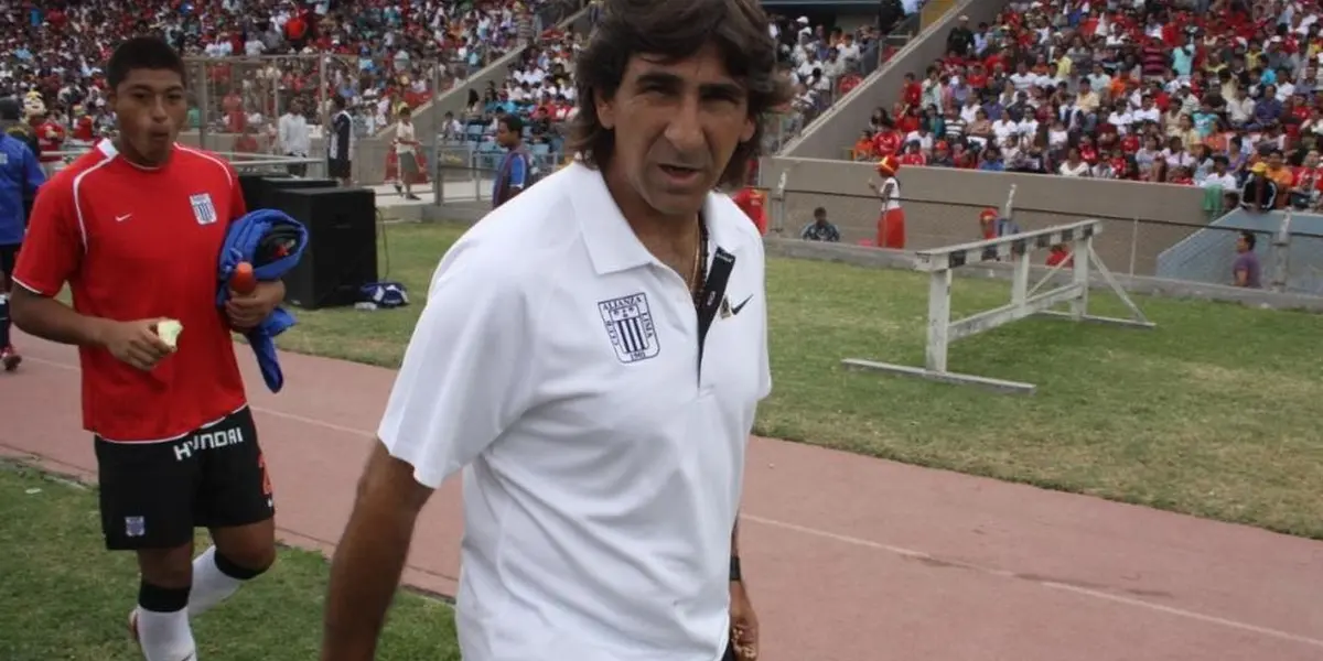 El director técnico, Carlos Bustos, es criticado por los centenares de aficionados de Alianza Lima.