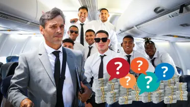 Fabián Bustos en terno, detrás jugadores como Valera, Polo, Flores, Celi, Portocarrero y Romero en un avión