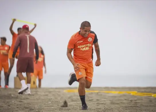 Roberto Siucho entrenando con la U