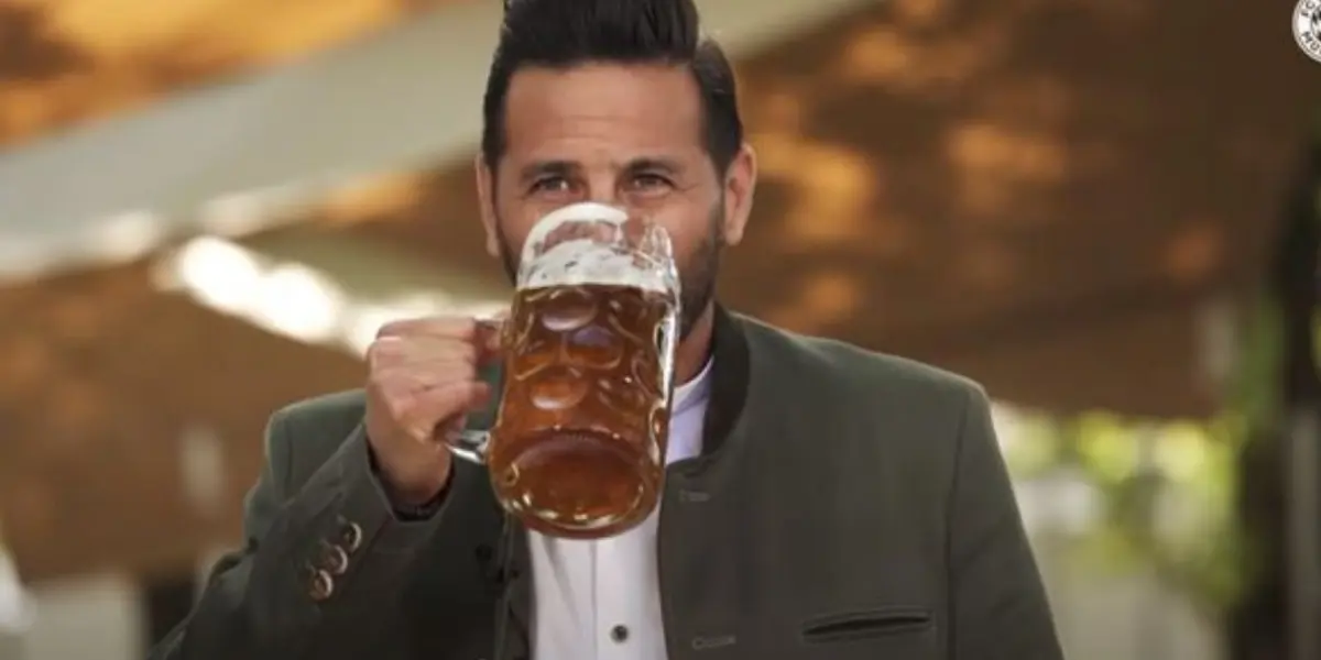 A Claudio Pizarro le dieron la bienvenida a su nuevo trabajo de una insólita manera en el Bayern Munich