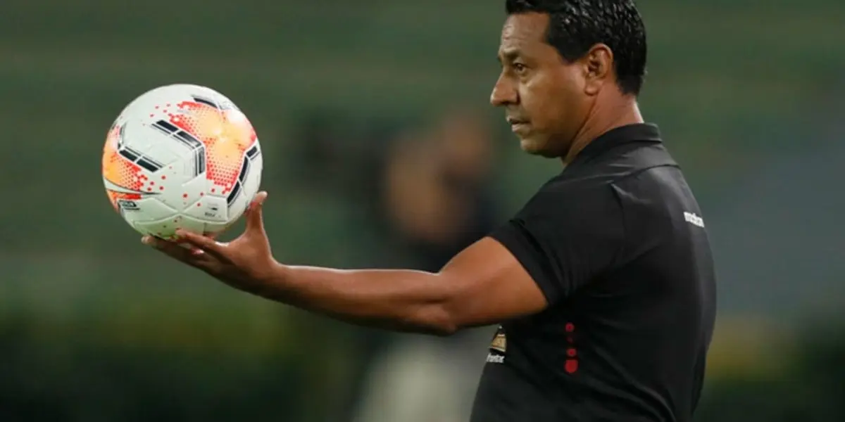 Actualmente se divide el tiempo entre ser asistente de Ricardo Gareca y su negocio.