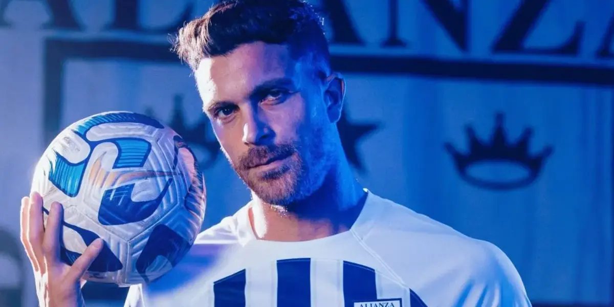 Adrián Arregui con un balón (Foto: Alianza Lima)