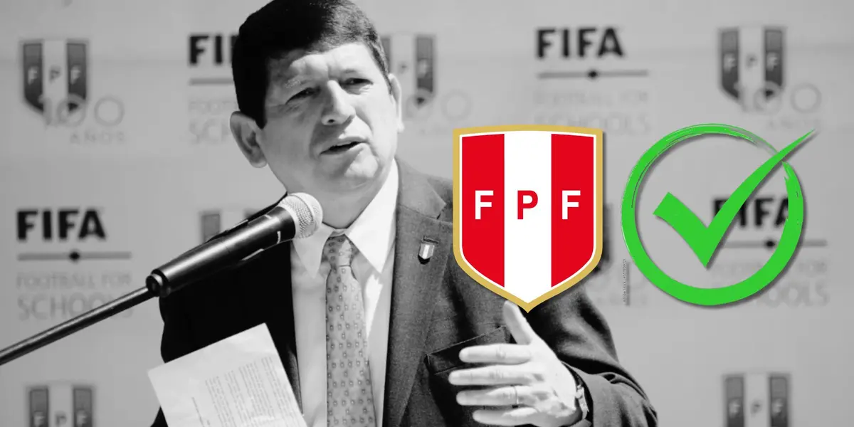 Agustín Lozano en un fondo blanco y negro