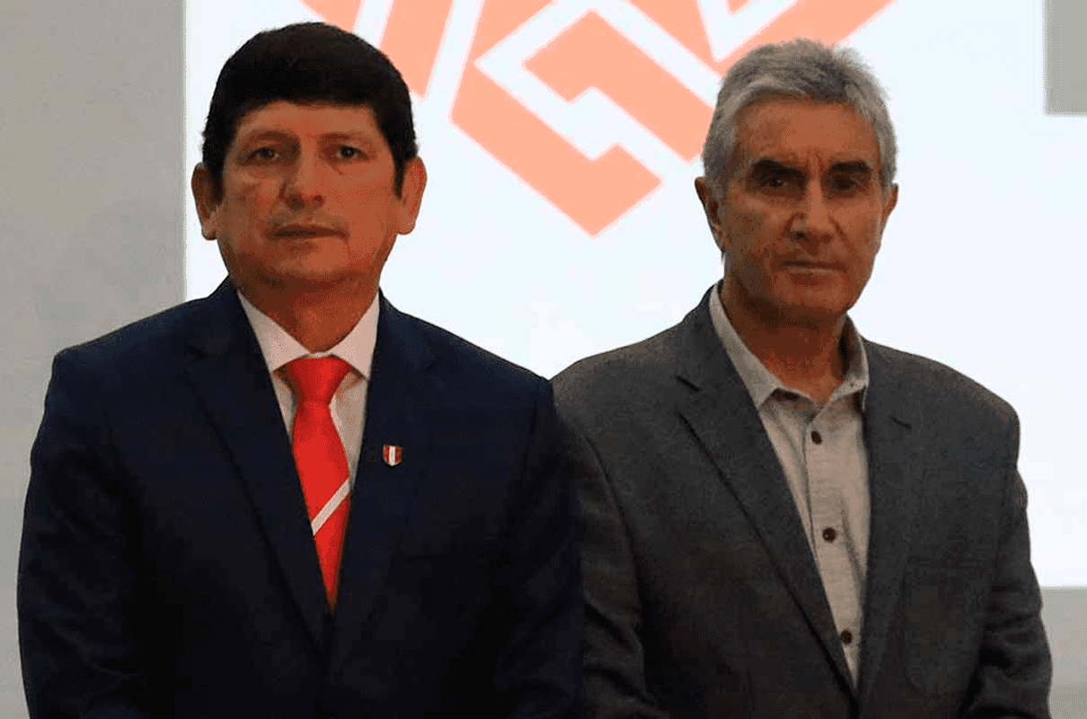 Agustín Lozano no quiere perder a Juan Carlos Oblitas y le hizo una nueva propuesta
