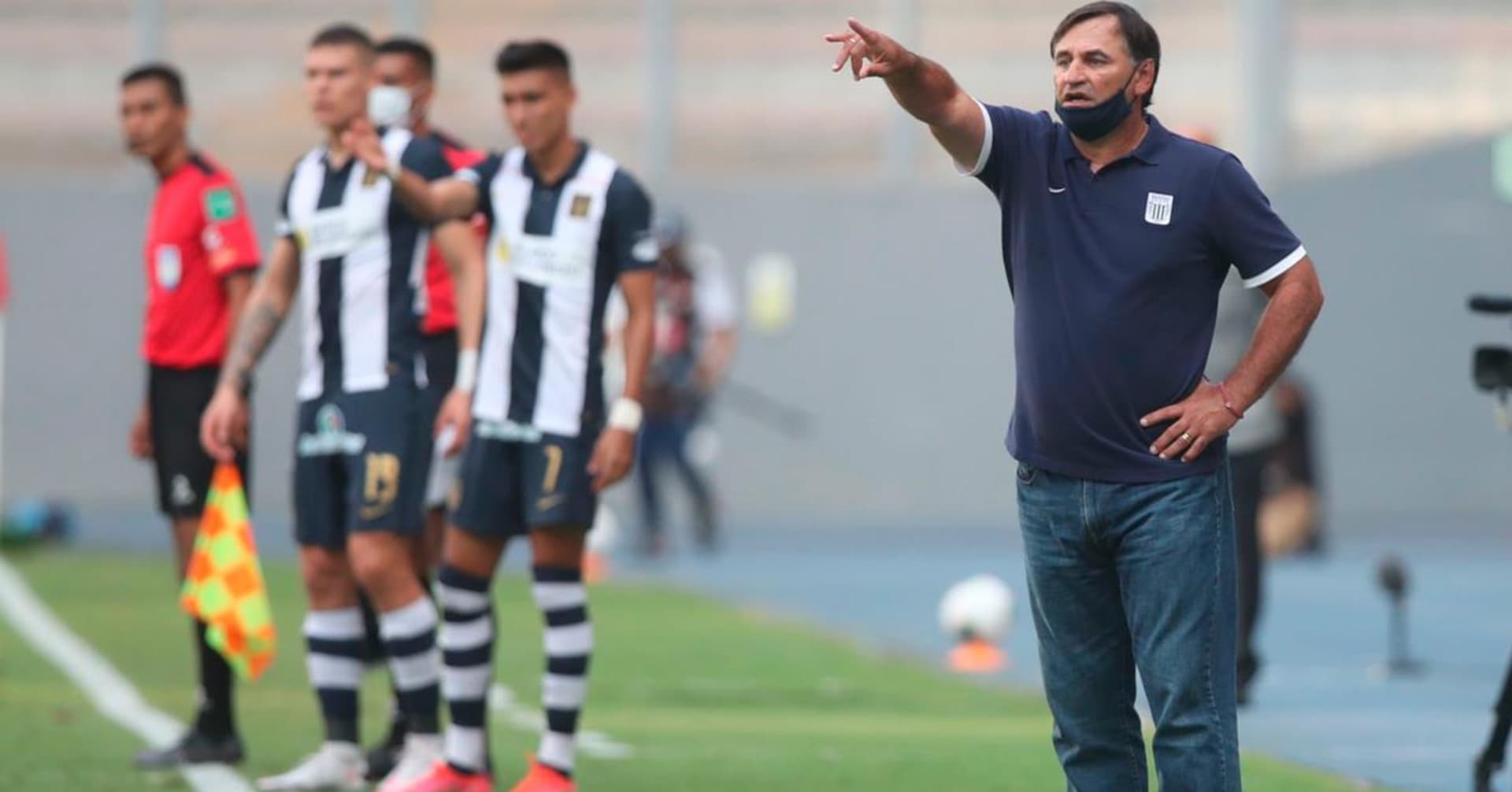 Al contar con inumerables figuras, Carlos Bustos tendría para escoger en el banquillo