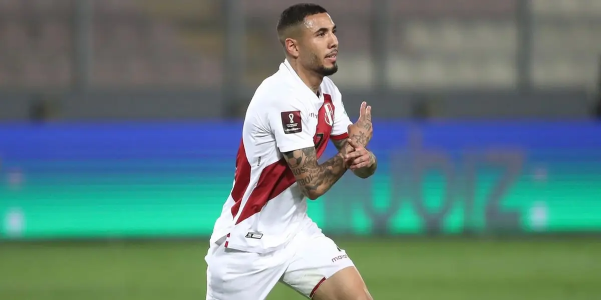 Al parecer Farfán le habría indicado un consejo a Peña: qué se sienta más seguro pateando fuera del área.